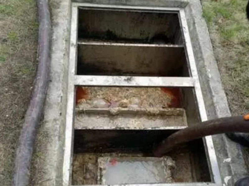 石龙镇隔油池清理