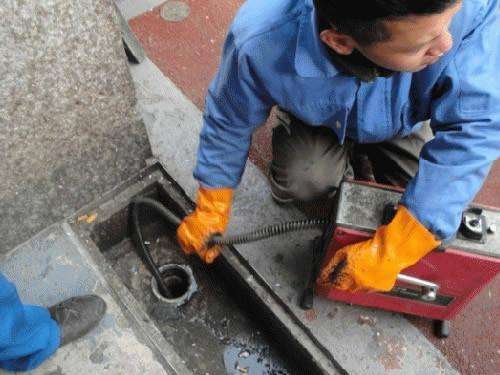 石龙镇疏通下水道