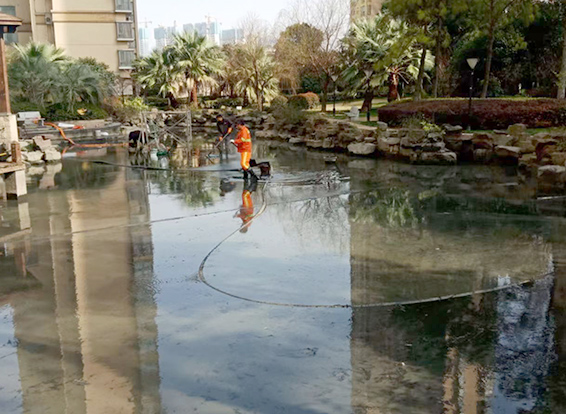 石龙镇景观池淤泥清理