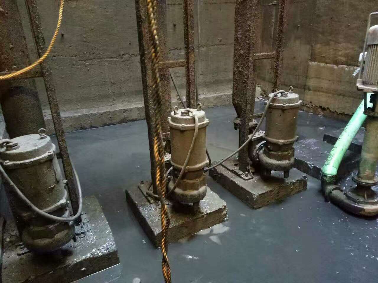 石龙镇污水池清理