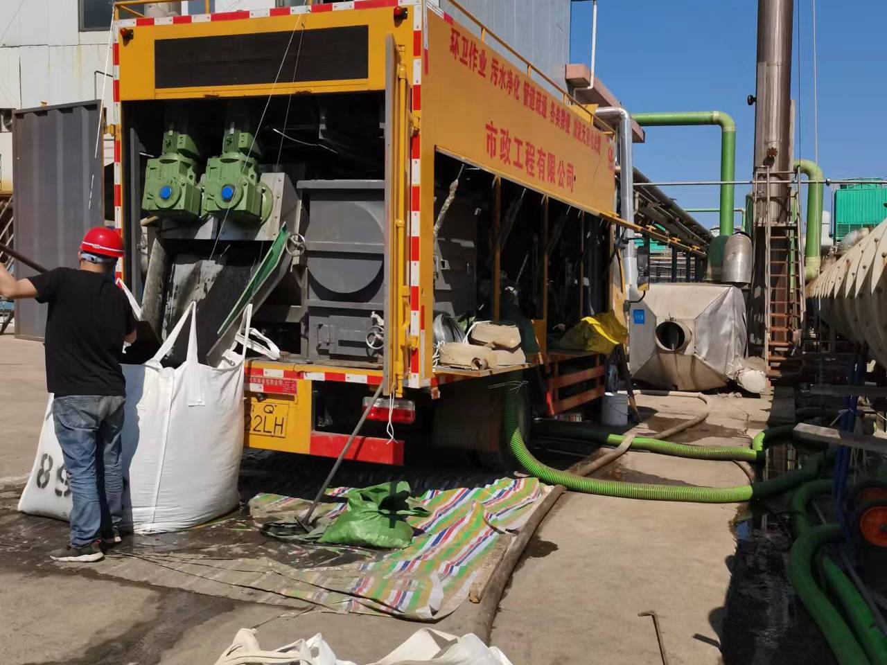 石龙镇淤泥压干处理