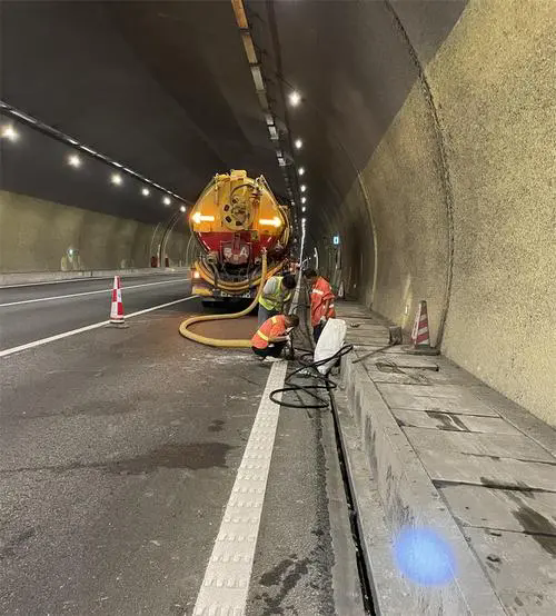 石龙镇隧道排水渠清淤